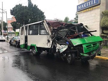 Microbús choca contra árbol en Calzada de Tlalpan; hay 7 heridos
