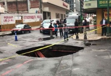 Se abre socavón en Humboldt y Paseo de la Reforma, delegación Cuauhtémoc