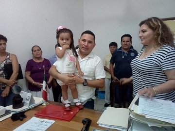 Tras una lucha de dos años, logra registrar a su hija