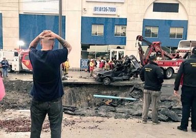 Cae familia a socavón en Monterrey; buscan a mujer