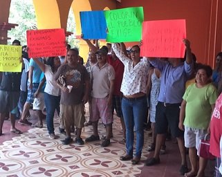 Habitantes de Zipolite se manifiestan en Palacio Municipal de Pochutla