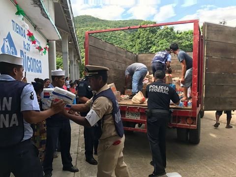 Policía federal división camino, ayuda con despensas a afectados de Santa Maria Huamelula