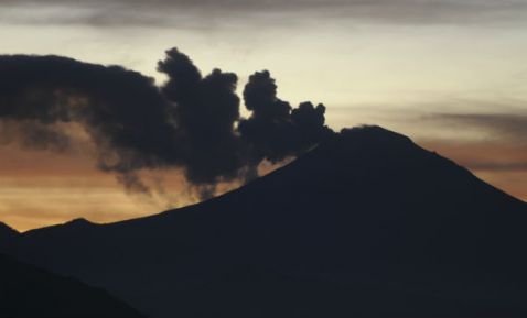 Popocatépetl emite fumarola y cae ceniza en el Estado de México 