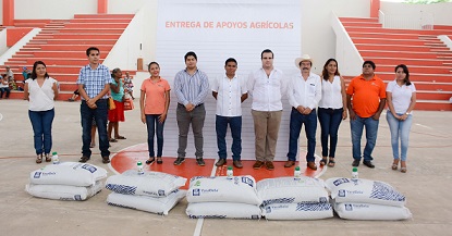 Realizan en Huatulco entrega de apoyos agrícolas federales.