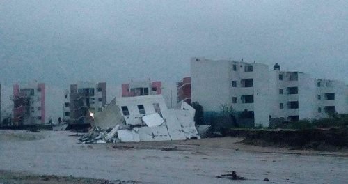 Un edificio de cuatro pisos en Los Cabos se derrumba tras paso de “Lidia”;