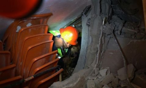 Una decena de españoles sigue sin ser localizados tras el sismo