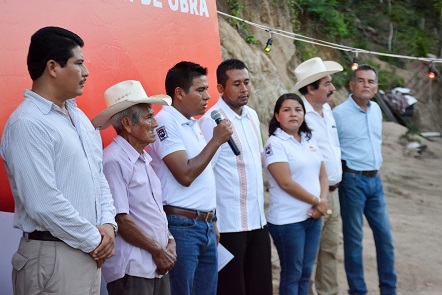 Amplía Gobierno de Huatulco red de energía eléctrica en El Arenoso