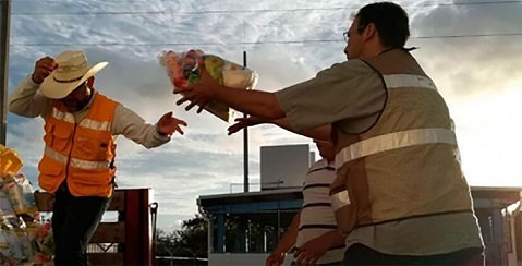 Apoyan migrantes centroamericanos a damnificados en el Istmo