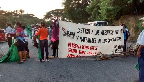Bloque carretero en Pinotepa