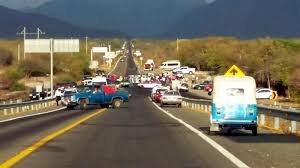 Bloquean carretera al Istmo