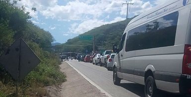 Bloquean pobladores de Tequisistlán tramo carretero en el Istmo