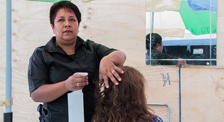 Con tijeras y un espejo en la banqueta, Xóchitl reinicia su estética y su vida después del 19S
