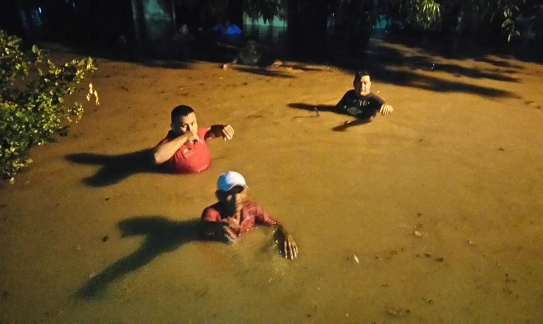 Fuerte lluvia inundan viviendas en el sector H3 de Huatulco