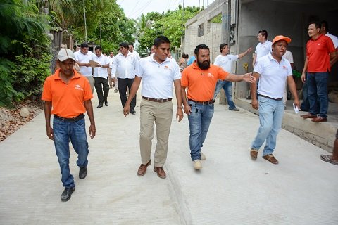 Gobierno Municipal Huatulco pavimenta andadores en Sector H3