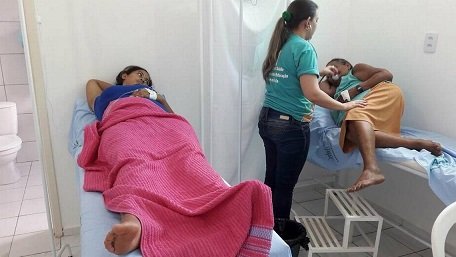 Decenas de médicos cubanos luchan en Brasil para escapar de la tutela de La Habana