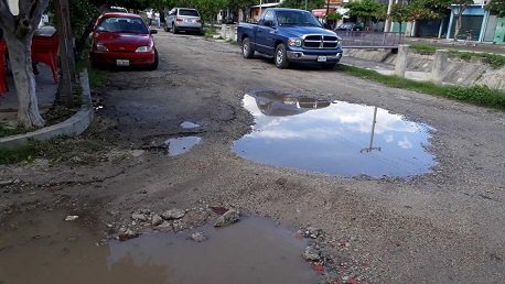 Megabaches en calles de Huatulco