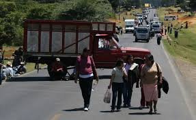 Pinotepa: Les niegan recursos y anuncian bloqueo carretero en la costa