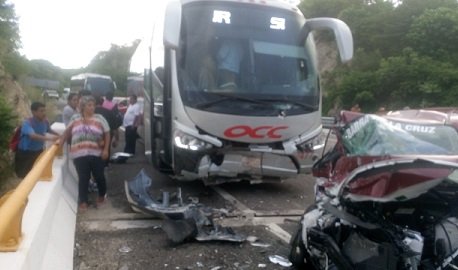 Taxista choca contra un autobús OCC en Huatulco