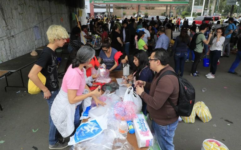 Tianguistas venden víveres donados para víctimas del sismo