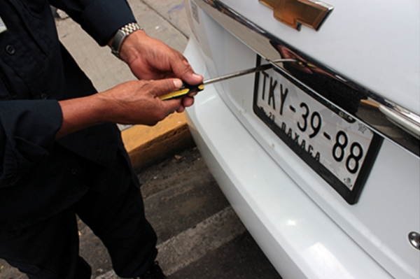 Quedan imposibilitados los agentes viales para retener placas, tarjetas y licencias en Oaxaca
