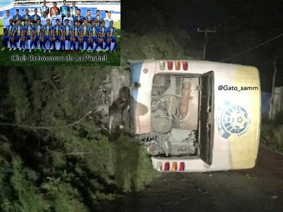 Integrantes del equipo de futbol Reboceros la Piedad sufren volcadura