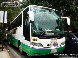 Autobús que salio Huazolotilan por poco se va al voladero.