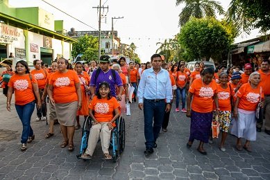 Huatulco promueve erradicación de violencia hacia mujeres y se pinta de naranja