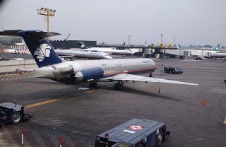 Impiden a indígenas de Oaxaca abordar avión de Aeroméxico; acusan discriminación
