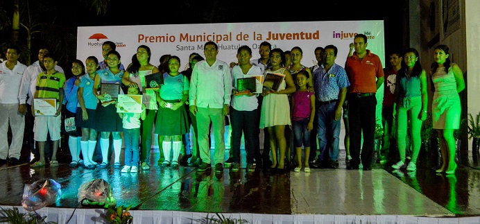 Reconocen talento huatulqueño con Premio Municipal de La Juventud 2017