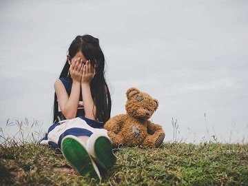 Sus padres las dejaron solas para ir a trabajar y las violan y matan