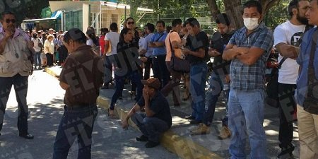 Toman trabajadores administrativos la Fiscalía ante los malos olores que expide el Semefo