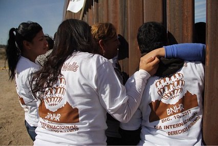 Cd. Juárez chií:  Se reúnen 40 familias y se toman de la mano en la frontera, entre muro,