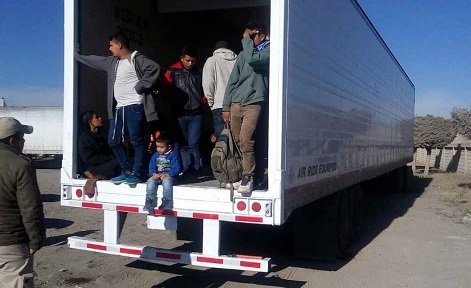 Abandonan a 29 migrantes dentro de la caja de un tráiler