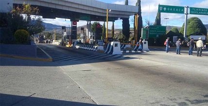 Extorsionan manifestantes a automovilistas en caseta de peaje en Oaxaca