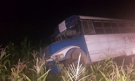 Vuelca camión pasajero utilizado para mitin de López Obrador en Loma Bonita