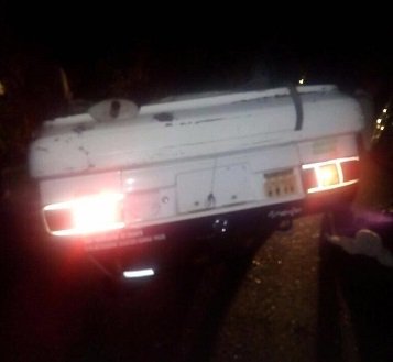 Vuelca taxi en Santa María Huatulco