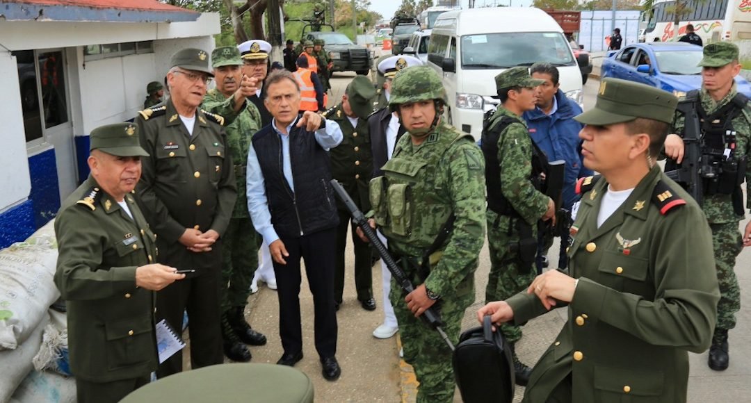El General Cienfuegos visita Veracruz para revisar operativo y lo reciben narcomantas contra Yunes