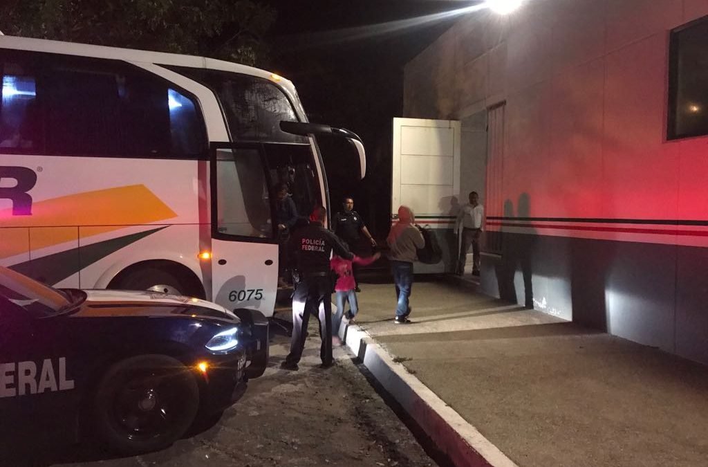 Detienen a migrantes en Huatulco