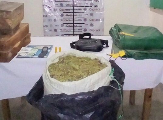UBICA POLICÍA ESTATAL CAMIONETA CON 20 KILOGRAMOS DE MARIHUANA EN SOLA DE VEGA