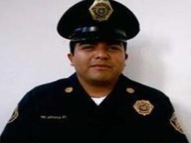 Policía no dudó en defender a una mujer; y lo mataron