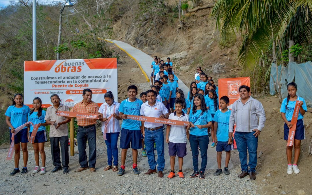 José Hernández inaugura andador de Telesecundaria en Puente Coyula