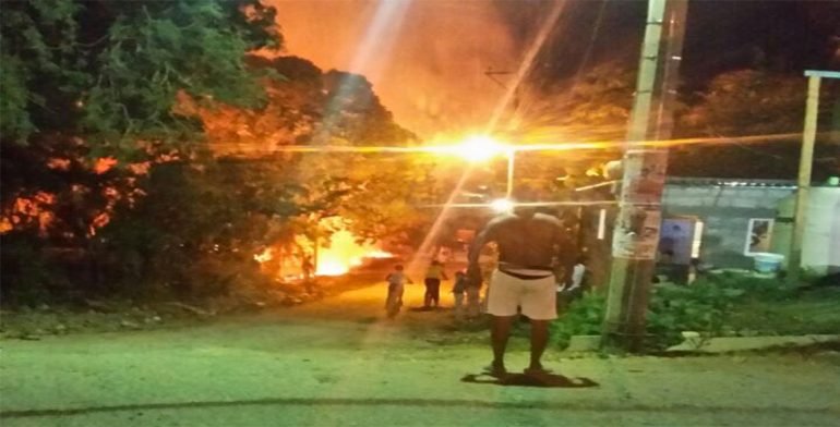 Quema de basura provoca incendio en Huatulco