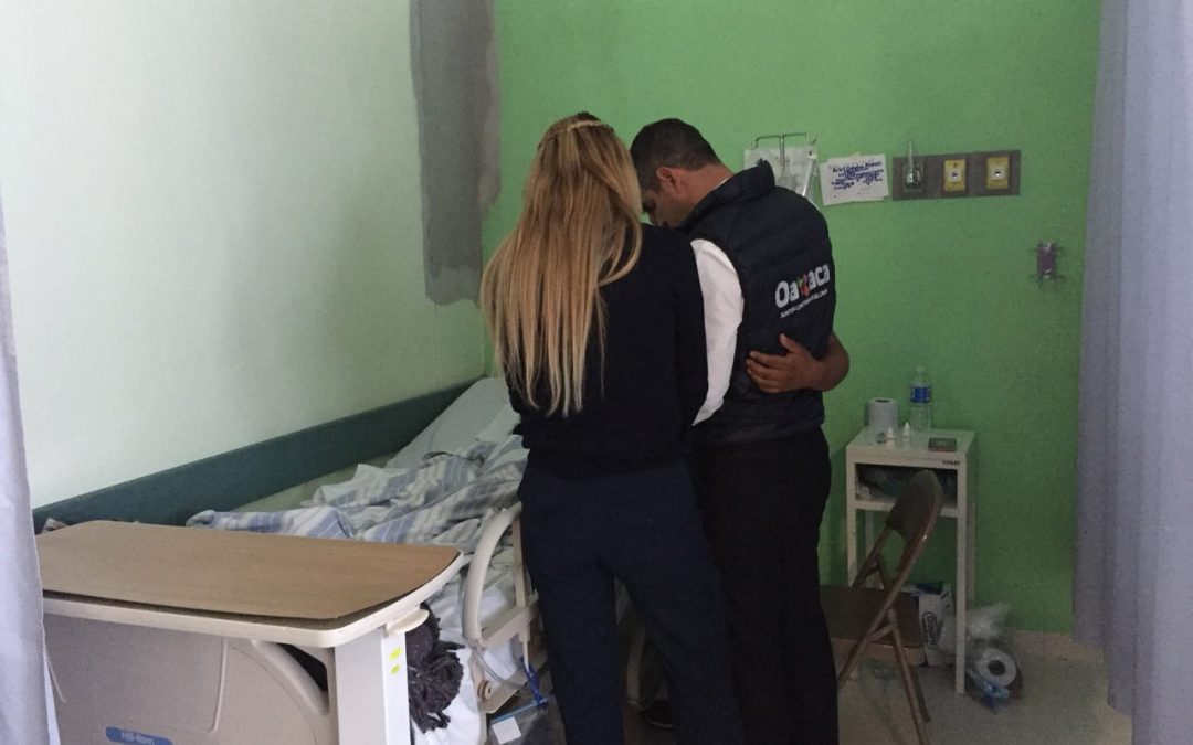 Reafirma Alejandro Murat compromiso con los heridos por accidente aéreo en Jamiltepec