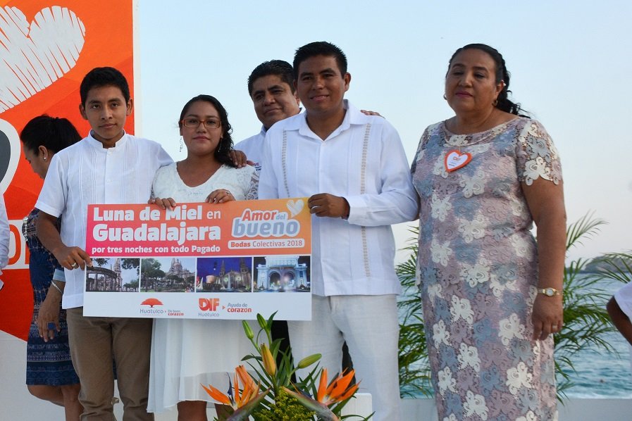 Se casan 75 parejas con programa “Amor del Bueno” de DIF Huatulco