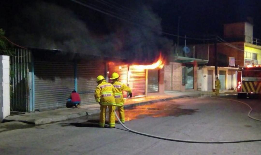 Se incendian locales en Puerto Escondido, Oaxaca