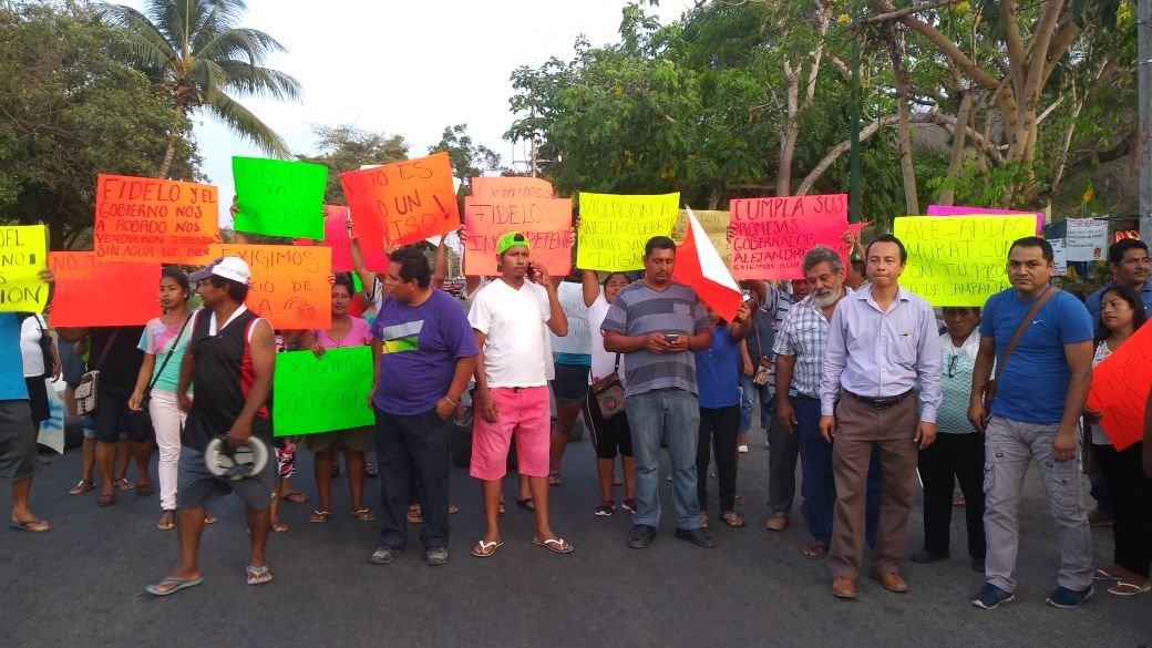 Colonos del H3 bloquean en Huatulco, para exigir servicios al gobierno del estado