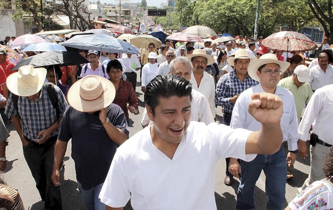 Exjefe de CNTE golpeador y que cobraba sueldo sin dar clases va para diputado
