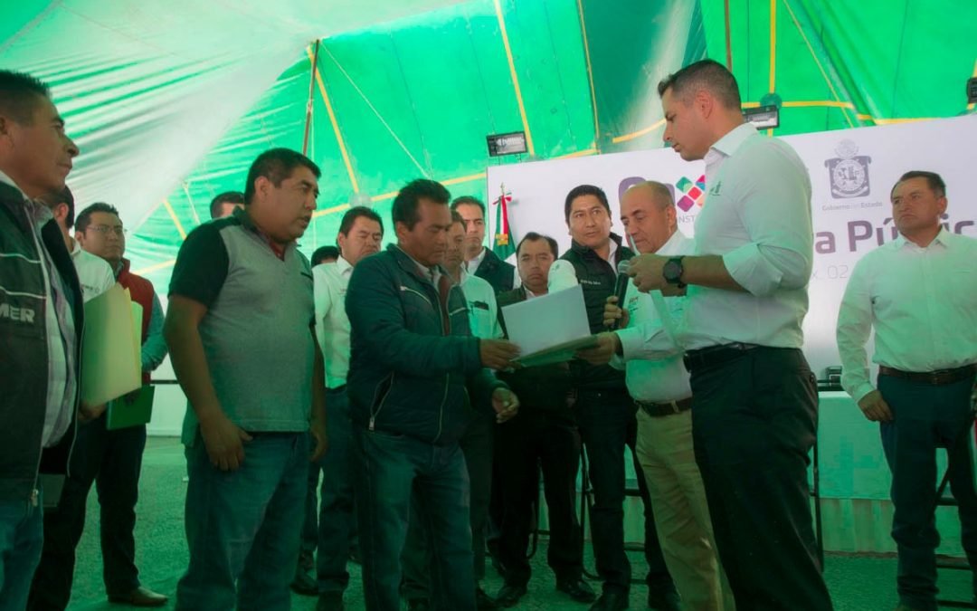 Reciben escuelas de la Mixteca mobiliario y equipo por 1.2 mdp