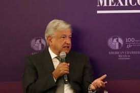 Aunque no llegue a tiempo, AMLO asegura que viajaría en vuelos comerciales