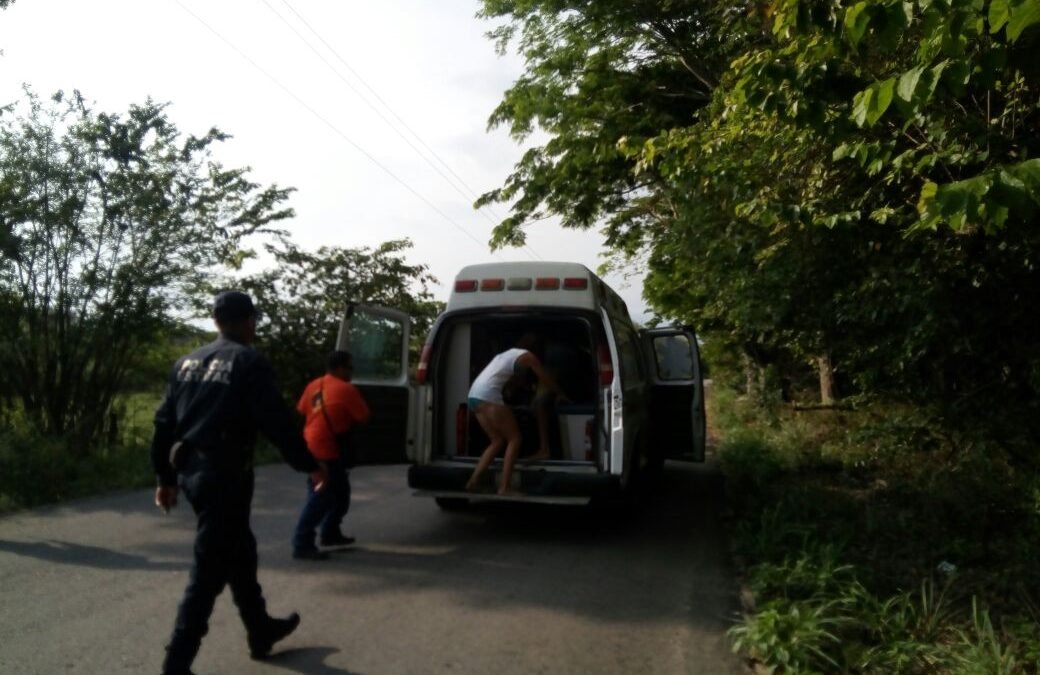 Policía estatal y bomberos salvan a un menor en playa San Agustinillo